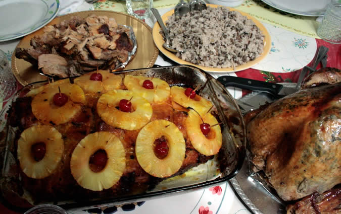 In Panama for Christmas Dinner you'll usually see turkey, roast ham with pineapple, rice with guandu and tamales.